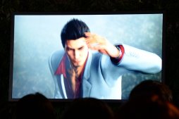 画像ギャラリー No.023のサムネイル画像 / 「龍が如く 極2」のファンイベントが大阪・道頓堀で開催。未公開シーンが披露されたステージの模様をスタッフ合同インタビューと共に掲載