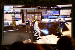 画像ギャラリー No.028のサムネイル画像 / 「龍が如く 極2」のファンイベントが大阪・道頓堀で開催。未公開シーンが披露されたステージの模様をスタッフ合同インタビューと共に掲載