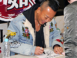 画像ギャラリー No.023のサムネイル画像 / ケンシロウが火炎放射器で汚物を消毒! 体験版も楽しめた「北斗が如く」店頭体験会および名越総合監督サイン会レポート