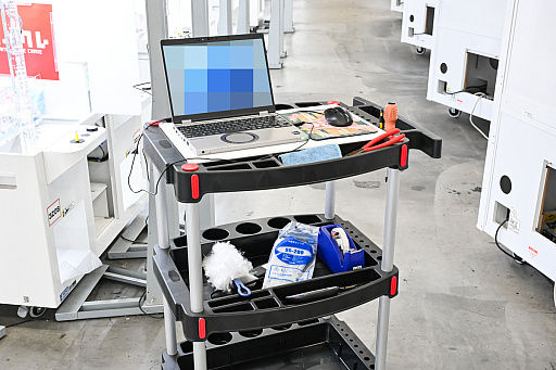 画像ギャラリー No.034のサムネイル画像 / リアルを走り，デジタルに手を振る「オンクレの中の人たち」。タイトーオンラインクレーンの基地に潜入し，中の人のお仕事に密着！