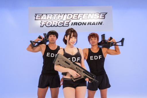 画像ギャラリー No.001のサムネイル画像 / 伊織もえさんがちょっぴりセクシーな「EDF体操」で魅了する,「EARTH DEFENSE FORCE: IRON RAIN」CM撮影現場をレポート
