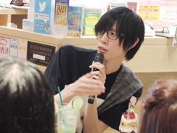 画像ギャラリー No.022のサムネイル画像 / セイに新たな性格“ぼくとつBOY”が追加へ。カプコンカフェで開催された「MakeS -おはよう、私のセイ-」七夕イベントレポート