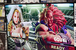 画像ギャラリー No.010のサムネイル画像 / 「ストリートファイターV アーケードエディション」の発売記念イベントが開催。ときどさんとマゴさんが,本気の戦いを繰り広げた