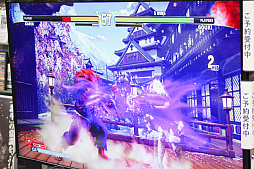 画像ギャラリー No.014のサムネイル画像 / 「ストリートファイターV アーケードエディション」の発売記念イベントが開催。ときどさんとマゴさんが,本気の戦いを繰り広げた