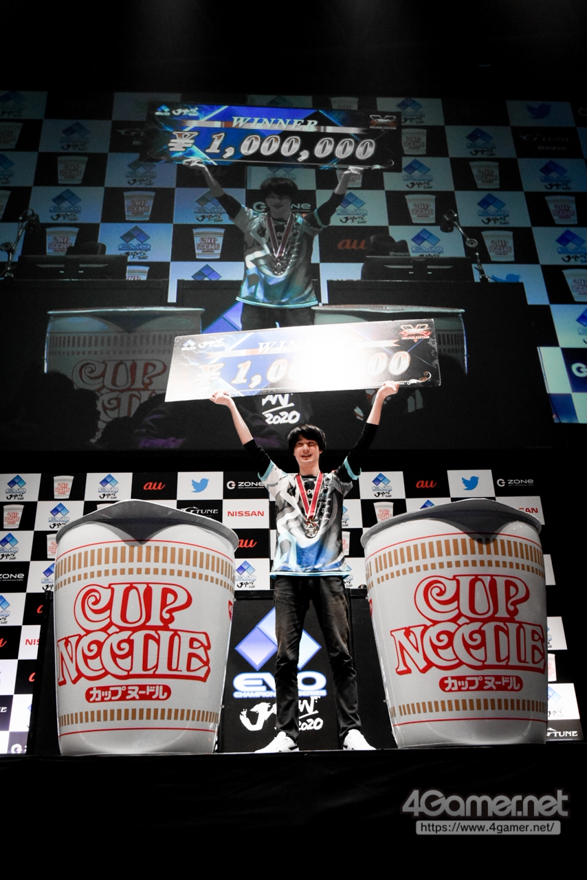 画像集 003 Evo Japan ストリートファイターv Ae 部門優勝はナウマン選手 マゴ選手とのグランドファイナルを制し 賞金100万円を獲得