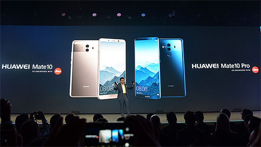 画像集 No.002のサムネイル画像 / Huaweiが誇るフラッグシップスマートフォン「Mate 10 Pro」ハンズオン。国内でも販売予定の6インチ級は大きいけれど持ちやすい