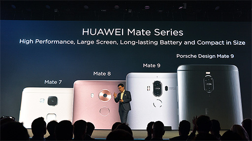 画像集 No.003のサムネイル画像 / Huaweiが誇るフラッグシップスマートフォン「Mate 10 Pro」ハンズオン。国内でも販売予定の6インチ級は大きいけれど持ちやすい