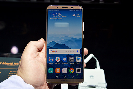 画像集 No.004のサムネイル画像 / Huaweiが誇るフラッグシップスマートフォン「Mate 10 Pro」ハンズオン。国内でも販売予定の6インチ級は大きいけれど持ちやすい