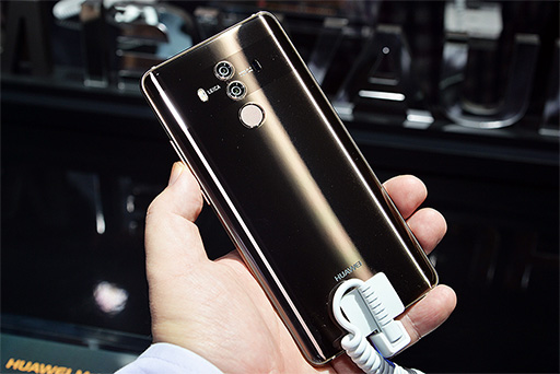 画像集 No.007のサムネイル画像 / Huaweiが誇るフラッグシップスマートフォン「Mate 10 Pro」ハンズオン。国内でも販売予定の6インチ級は大きいけれど持ちやすい