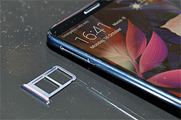 画像集 No.014のサムネイル画像 / Huaweiが誇るフラッグシップスマートフォン「Mate 10 Pro」ハンズオン。国内でも販売予定の6インチ級は大きいけれど持ちやすい