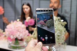 画像集 No.018のサムネイル画像 / Huaweiが誇るフラッグシップスマートフォン「Mate 10 Pro」ハンズオン。国内でも販売予定の6インチ級は大きいけれど持ちやすい