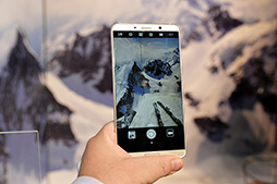 画像ギャラリー No.019のサムネイル画像 / Huaweiが誇るフラッグシップスマートフォン「Mate 10 Pro」ハンズオン。国内でも販売予定の6インチ級は大きいけれど持ちやすい