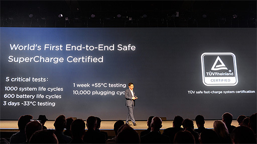 画像ギャラリー No.021のサムネイル画像 / Huaweiが誇るフラッグシップスマートフォン「Mate 10 Pro」ハンズオン。国内でも販売予定の6インチ級は大きいけれど持ちやすい