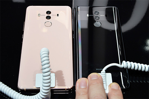 画像集 No.023のサムネイル画像 / Huaweiが誇るフラッグシップスマートフォン「Mate 10 Pro」ハンズオン。国内でも販売予定の6インチ級は大きいけれど持ちやすい