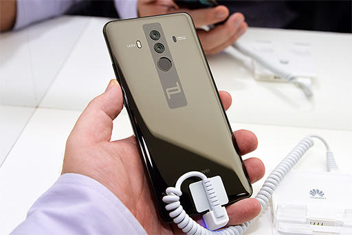 画像集 No.027のサムネイル画像 / Huaweiが誇るフラッグシップスマートフォン「Mate 10 Pro」ハンズオン。国内でも販売予定の6インチ級は大きいけれど持ちやすい