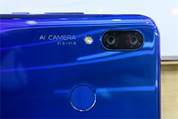 画像集#006のサムネイル/HUAWEI「nova 3」が10月5日に国内発売。アウトカメラもインカメラもデュアルレンズ式のスマートフォン