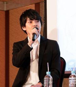 画像ギャラリー No.008のサムネイル画像 / 「殺し屋とストロベリー」のイベント「喫茶 月影 プレオープンパーティー」をレポート。田丸篤志さんと野島健児さんが“裏社会”について語る?