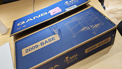 画像集 No.002のサムネイル画像 / アケコン内蔵デスク「QANBA 2009 Arcade」をレビュー。高級アケコン約2台分のお値段でコレというのは，なかなかシビれるアイテムだ