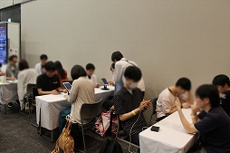 画像ギャラリー No.023のサムネイル画像 / 分度器で難関クイズも突破! 生演奏やイケメンカラオケで盛り上がった「メギド72 garden 〜ソロモン王たちの休日〜」レポート