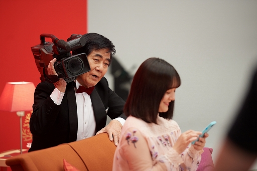 画像ギャラリー No.007のサムネイル画像 / 「コトダマン」,村西とおる監督が出演する2周年記念WEBCMを公開。裏CMを収録した特別VHSが当たるキャンペーンも