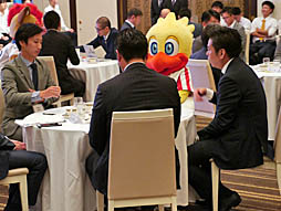 画像ギャラリー No.009のサムネイル画像 / 「パワプロ」のeスポーツ選手達がリアル12球団の旗を背負って戦う。eBASEBALL パワプロ・プロリーグの「eBASEBALLドラフト会議」をレポート