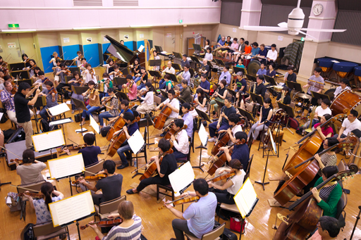 画像ギャラリー No.002のサムネイル画像 / 「ドルフロ」人形×彼岸花のリハーサルを見て――8月8日はオーケストラコンサートでもいかが?