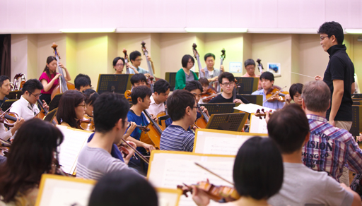 画像ギャラリー No.003のサムネイル画像 / 「ドルフロ」人形×彼岸花のリハーサルを見て――8月8日はオーケストラコンサートでもいかが?