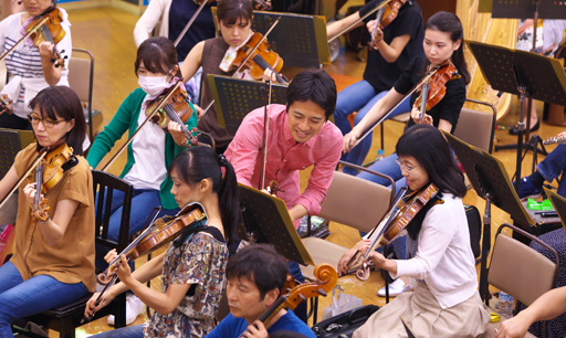 画像ギャラリー No.007のサムネイル画像 / 「ドルフロ」人形×彼岸花のリハーサルを見て――8月8日はオーケストラコンサートでもいかが?