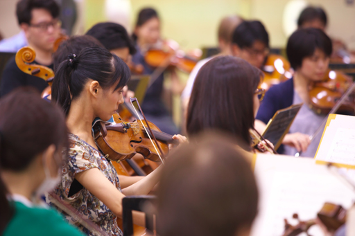 画像ギャラリー No.009のサムネイル画像 / 「ドルフロ」人形×彼岸花のリハーサルを見て――8月8日はオーケストラコンサートでもいかが?