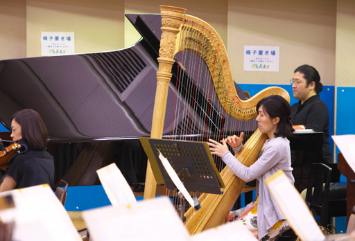 画像ギャラリー No.012のサムネイル画像 / 「ドルフロ」人形×彼岸花のリハーサルを見て――8月8日はオーケストラコンサートでもいかが?