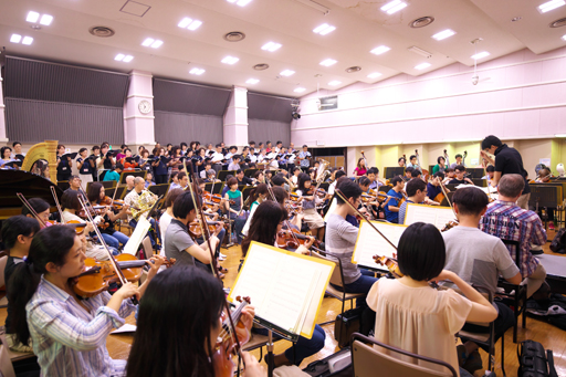 画像ギャラリー No.015のサムネイル画像 / 「ドルフロ」人形×彼岸花のリハーサルを見て――8月8日はオーケストラコンサートでもいかが?