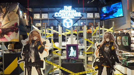 画像ギャラリー No.002のサムネイル画像 / 「ドルフロ」3周年ショップに一番乗り。100種類以上のアイテムのうち,おすすめは“UMP or ANの姉妹なかよしTシャツ”