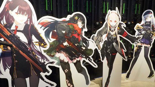 画像ギャラリー No.003のサムネイル画像 / 「ドルフロ」3周年ショップに一番乗り。100種類以上のアイテムのうち,おすすめは“UMP or ANの姉妹なかよしTシャツ”