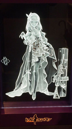 画像ギャラリー No.004のサムネイル画像 / 「ドルフロ」3周年ショップに一番乗り。100種類以上のアイテムのうち,おすすめは“UMP or ANの姉妹なかよしTシャツ”