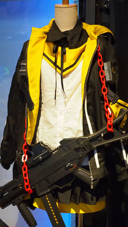 画像ギャラリー No.007のサムネイル画像 / 「ドルフロ」3周年ショップに一番乗り。100種類以上のアイテムのうち,おすすめは“UMP or ANの姉妹なかよしTシャツ”