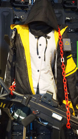 画像ギャラリー No.008のサムネイル画像 / 「ドルフロ」3周年ショップに一番乗り。100種類以上のアイテムのうち,おすすめは“UMP or ANの姉妹なかよしTシャツ”