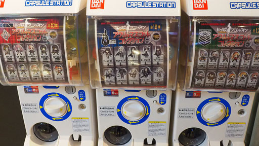 画像ギャラリー No.015のサムネイル画像 / 「ドルフロ」3周年ショップに一番乗り。100種類以上のアイテムのうち,おすすめは“UMP or ANの姉妹なかよしTシャツ”