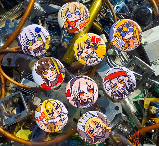 画像ギャラリー No.016のサムネイル画像 / 「ドルフロ」3周年ショップに一番乗り。100種類以上のアイテムのうち,おすすめは“UMP or ANの姉妹なかよしTシャツ”