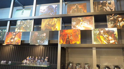 画像ギャラリー No.018のサムネイル画像 / 「ドルフロ」3周年ショップに一番乗り。100種類以上のアイテムのうち,おすすめは“UMP or ANの姉妹なかよしTシャツ”