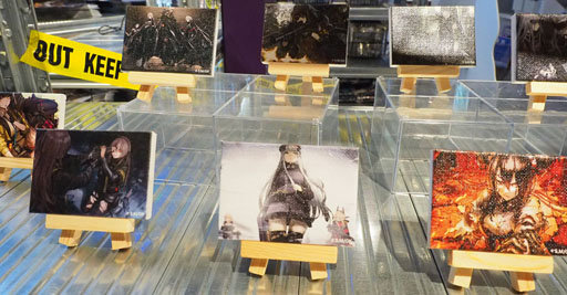 画像ギャラリー No.019のサムネイル画像 / 「ドルフロ」3周年ショップに一番乗り。100種類以上のアイテムのうち,おすすめは“UMP or ANの姉妹なかよしTシャツ”