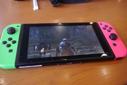 人は電車の中で「DARK SOULS REMASTERED」を遊んで心が折れずに済む 人は電車の中で「DARK SOULS REMASTERED」を遊んで心が折れずに済む