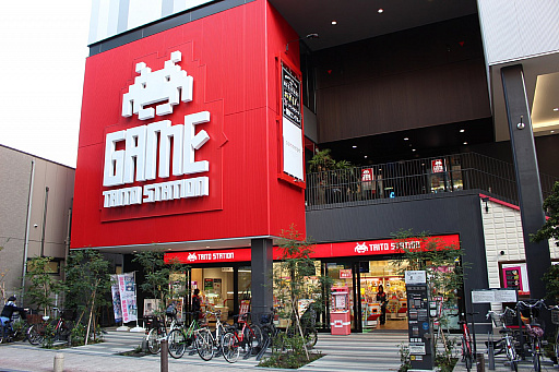 画像ギャラリー No.002のサムネイル画像 / 「星と翼のパラドクス」稼働記念セレモニーをレポート。シャーリー役の佐藤美由希さんとカズマ役の花倉洸幸さん,丹沢悠一プロデューサーが祝福