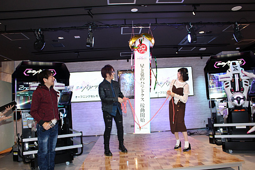 画像ギャラリー No.004のサムネイル画像 / 「星と翼のパラドクス」稼働記念セレモニーをレポート。シャーリー役の佐藤美由希さんとカズマ役の花倉洸幸さん,丹沢悠一プロデューサーが祝福