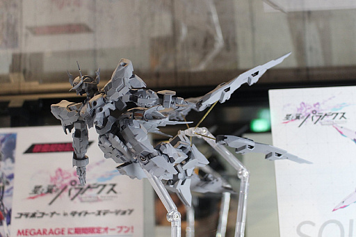 画像ギャラリー No.012のサムネイル画像 / 「星と翼のパラドクス」稼働記念セレモニーをレポート。シャーリー役の佐藤美由希さんとカズマ役の花倉洸幸さん,丹沢悠一プロデューサーが祝福