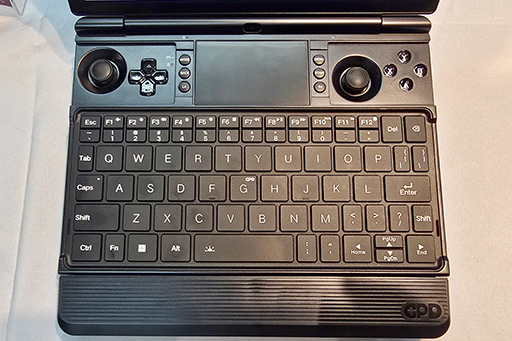 画像ギャラリー No.004のサムネイル画像 / 9インチ級の小型ゲーミングPC「GPD WIN Max 3」の実機を写真でチェック。小さいながらも充実したスペックでバッテリー交換もできる