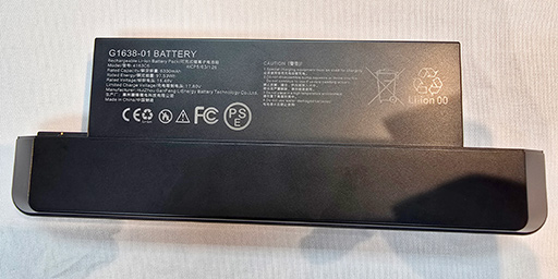 画像ギャラリー No.011のサムネイル画像 / 9インチ級の小型ゲーミングPC「GPD WIN Max 3」の実機を写真でチェック。小さいながらも充実したスペックでバッテリー交換もできる