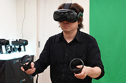 画像集#017のサムネイル/西川善司の3DGE：5K解像度の業務用VR HMD「VIVE Focus 3」体験レポート。VRコントローラのトラッキング精度に驚く