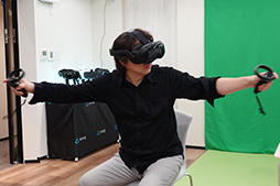 画像集#018のサムネイル/西川善司の3DGE：5K解像度の業務用VR HMD「VIVE Focus 3」体験レポート。VRコントローラのトラッキング精度に驚く