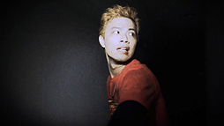 画像ギャラリー No.002のサムネイル画像 / 「クローズド・ナイトメア」,実験の“監視者”を名乗る千鶴のナレーションで展開する最新映像「監視者からのメッセージ」が公開