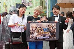 ���������꡼ No.008�Υ���ͥ������ / �֥ե����֥��󥰥���פ����ä��������ƹ���̤��åɥ����ڥåȡפ��ݡ��ȡ��ץ��ǥ塼�������а�ѵ���ؤΥߥ˥��󥿥ӥ塼��Ǻ�